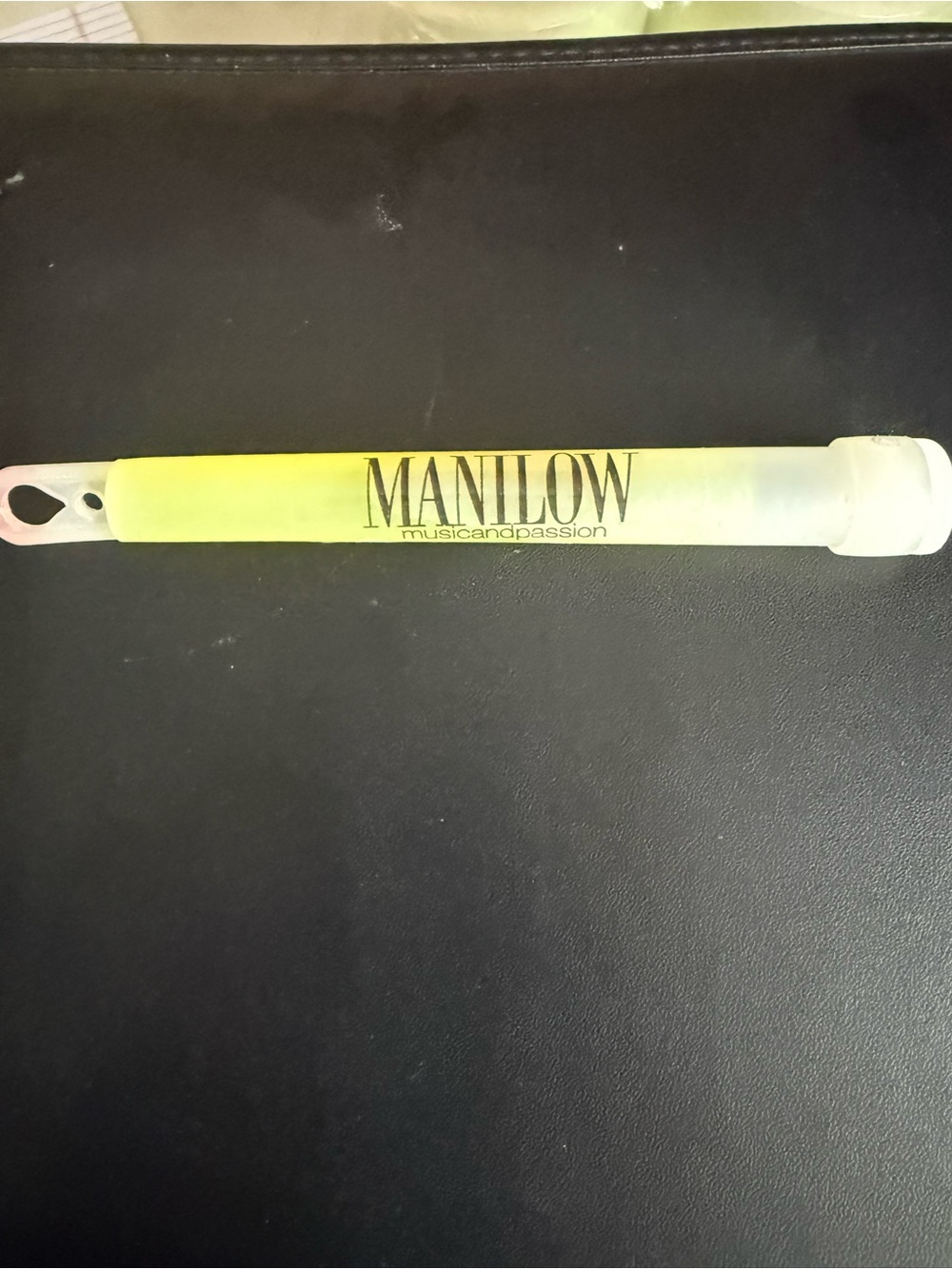 NEW 2008 Barry Manilow Music and Passion Las Vegas Concert Yellow Glow Stick